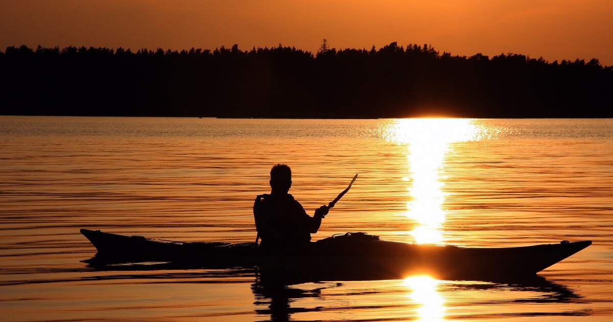 1200x630 2. Jonas Lisper-kajakpaddling norr om Norråva-vacker solnedgång sommar.jpg