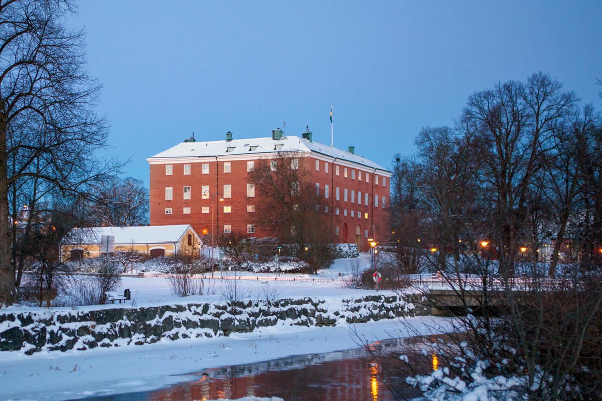 Slottet på vintern med Svartån och bron.jpg