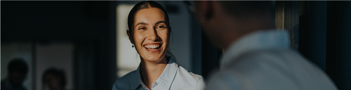 Glad kvinna på jobbet