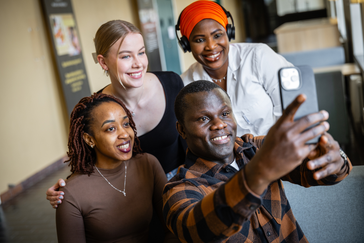 Glada personer tar selfie tillsammans AHA.jpg