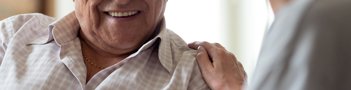 34609462-smiling-elder-male-patient-communicating-with-nurse foto Aleksandr Davydov.jpg