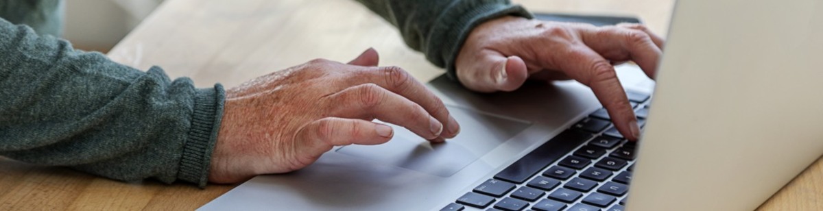 person arbetar vid laptop fotograf Åsa Lännerström scandinav.jpg