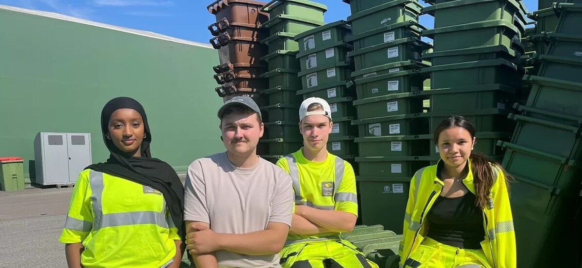 4 personer sommarjobbare i varselkläder 