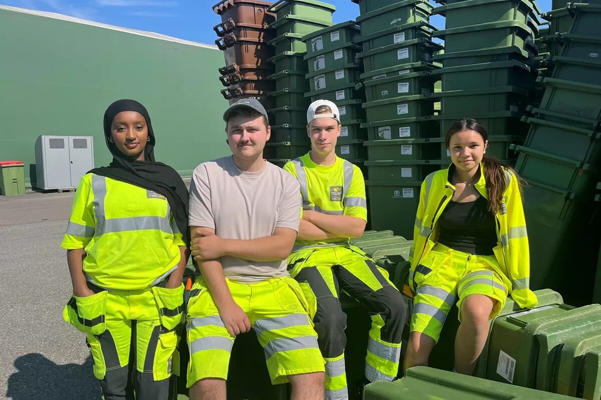 4 personer sommarjobbare i varselkläder