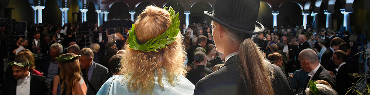 Promoverade med lagerkrans respektive doktorshatt. Foto: Ingmarie Andersson