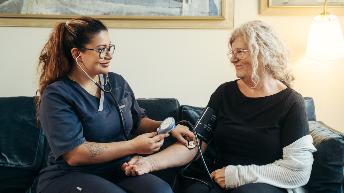 sjuksköterska_patient_blodtryck_ler_ögonkontakt_EF1200x675.jpg