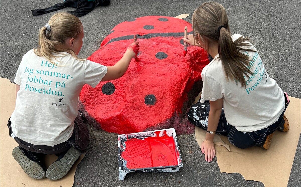 Sommarungdomar målar nyckelpiga i parkleken Angered 2025 rygg liggande.jpeg