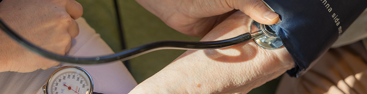 Arm på äldre där man mäter blodtrycket. 