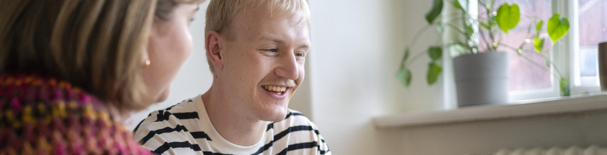 Boendestöd, kille och tjej vid fönster