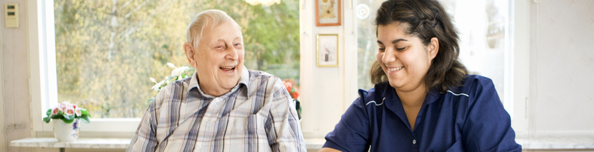 Hemtjänstpersonal hos leende brukare