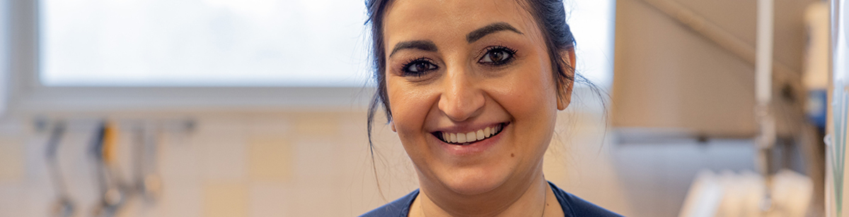 Leende undersköterska.