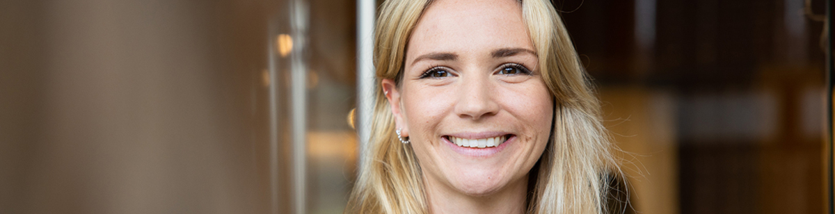 Kvinnlig medarbetare som ler.