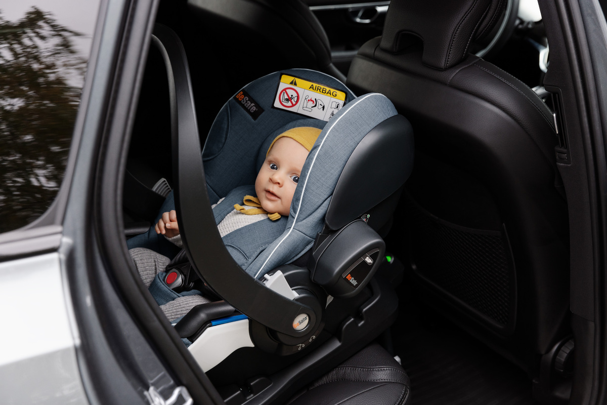 BeSafe bilbarnstol med ett barn i en bil 
