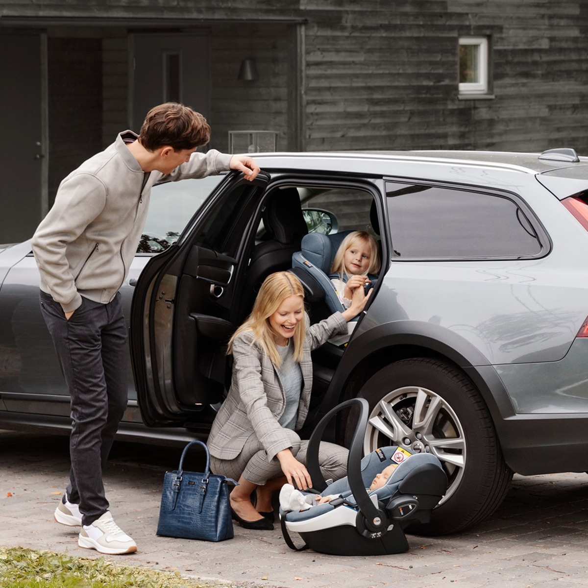 HTS Bild på familj vid en bil och en bilbarnstol.jpg