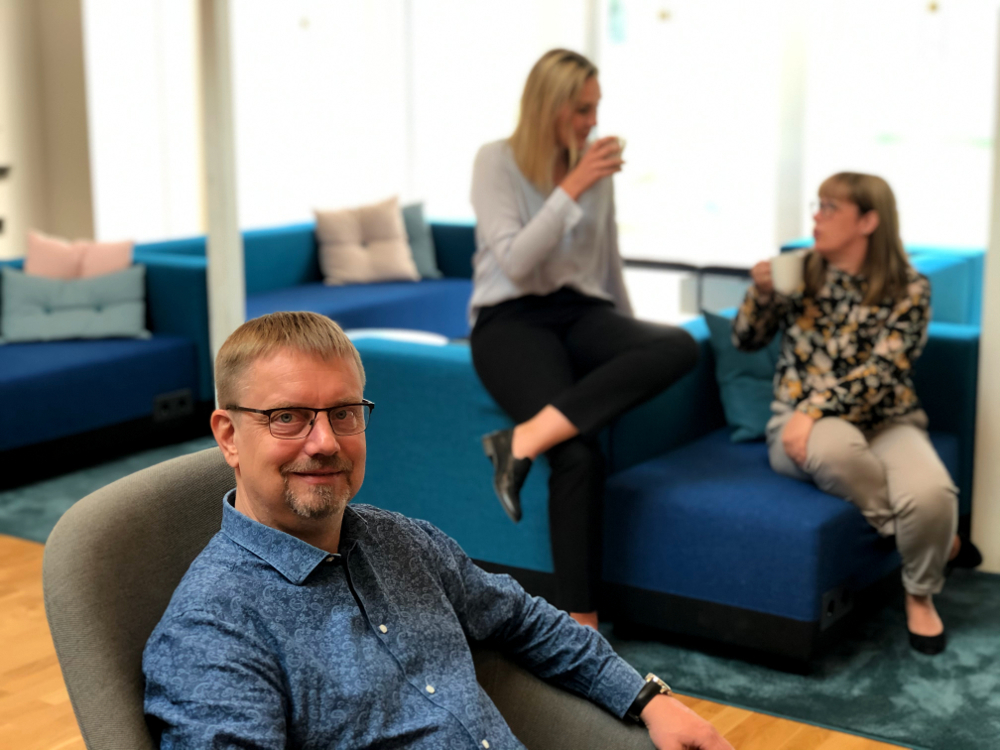 Tre kollegor hos Bergenstråhle & Partners dricker kaffe tillsammans på kontoret