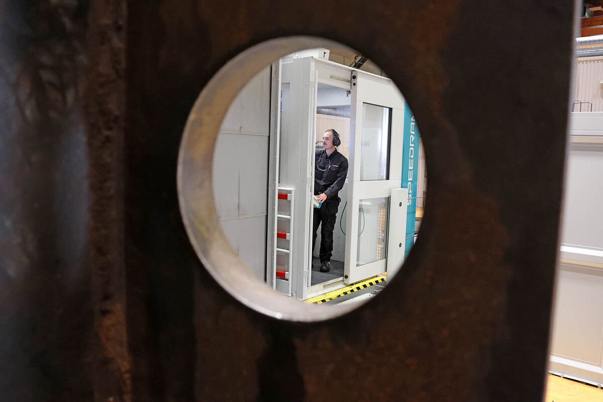 Willy Olofsson genom borrhål PAMA.jpg