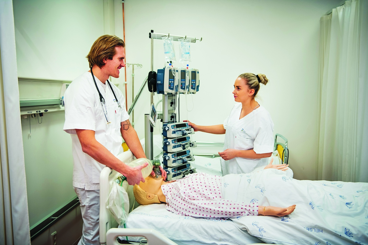Spesialsykepleiere innen intensivsykepleie øver på prosedyrer 