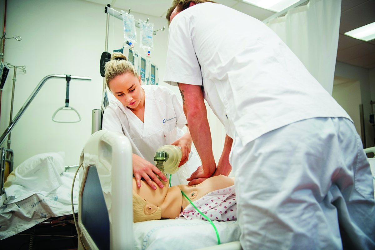 Spesialsykepleiere innen intensivsykepleie øver på prosedyrer 