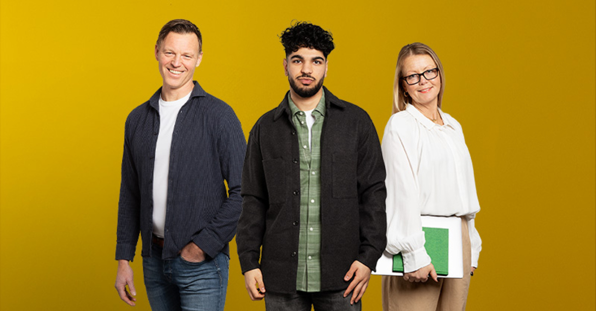 två män en kvinna gul bakgrund