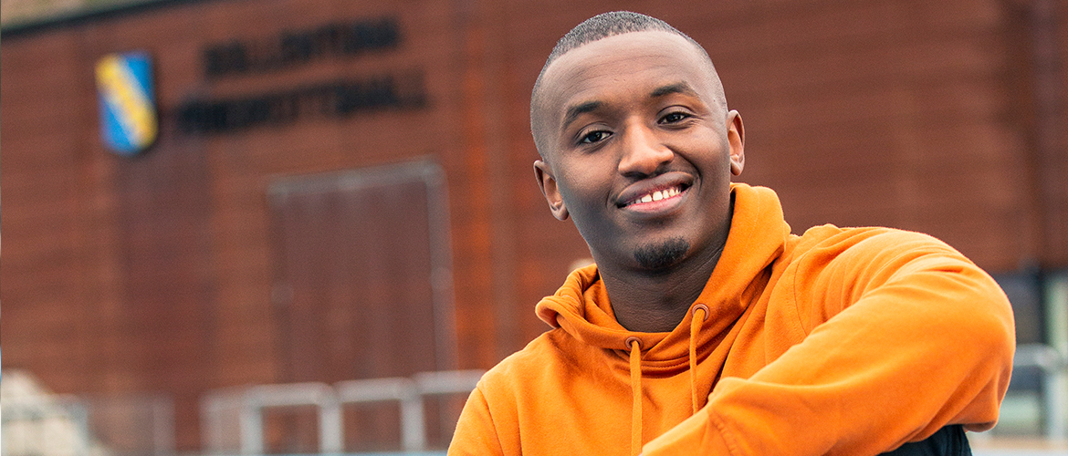 Man träningsklädd på Sollentunavallen.jpg