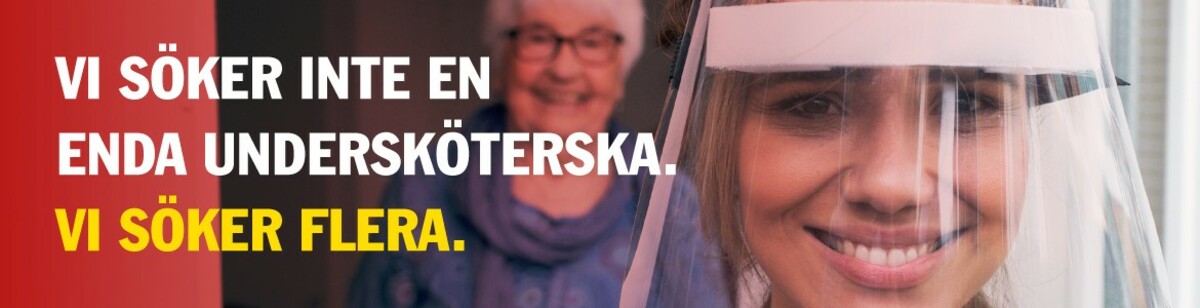 En undersköterska bär ett visir, med en äldre kvinna synlig i bakgrunden. I loggen syns texten 
