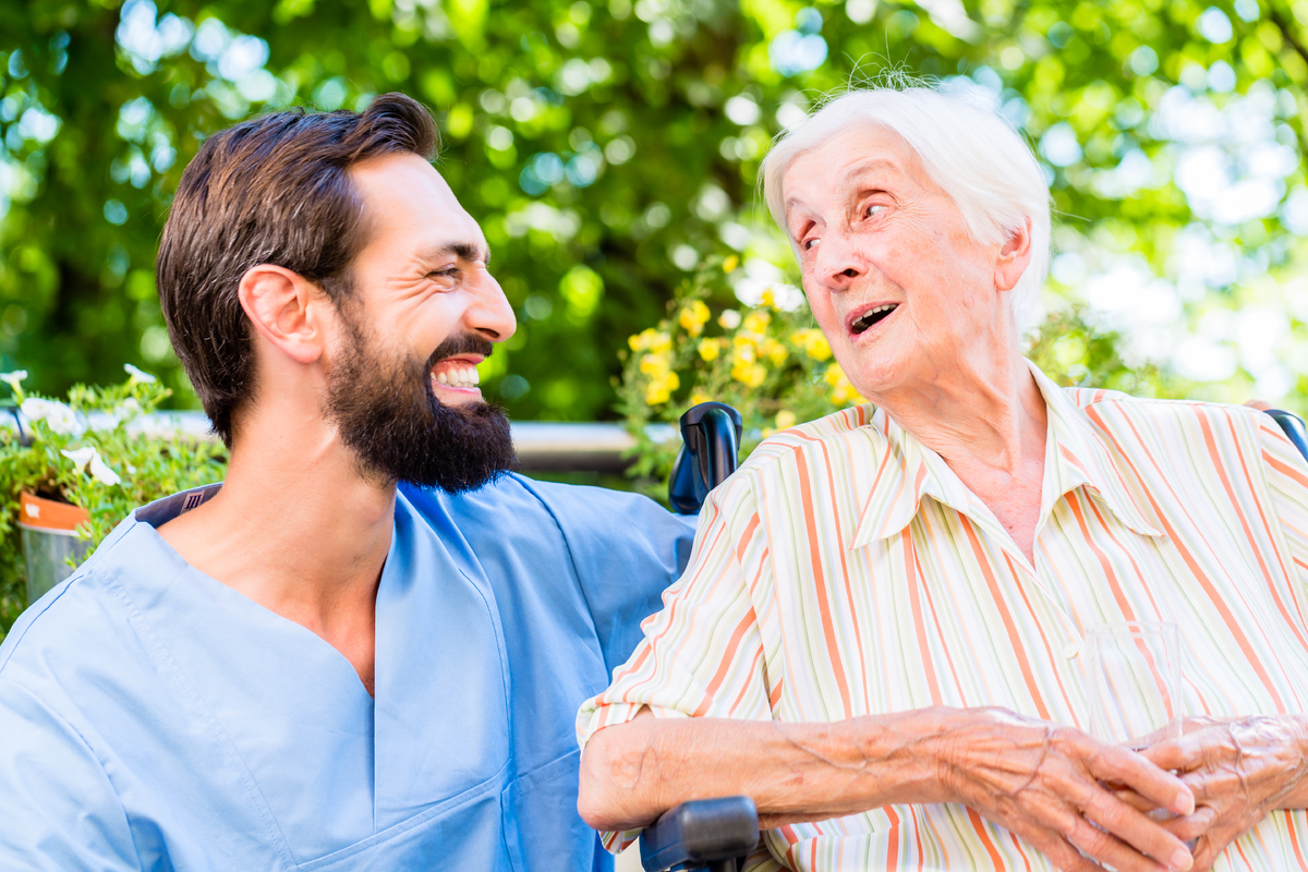 17378090-nurse-having-chat-with-senior-woman-in-nursing-home.jpg