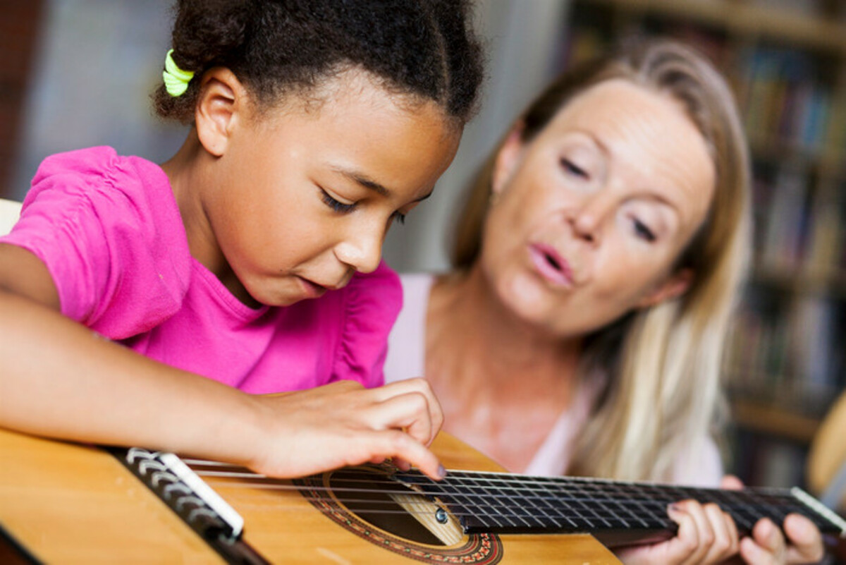barn spelar gitarr