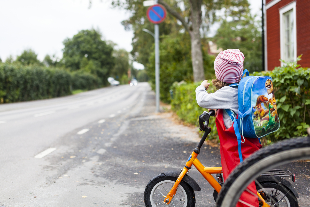 Barn på cykel vid vägkorsning.jpg