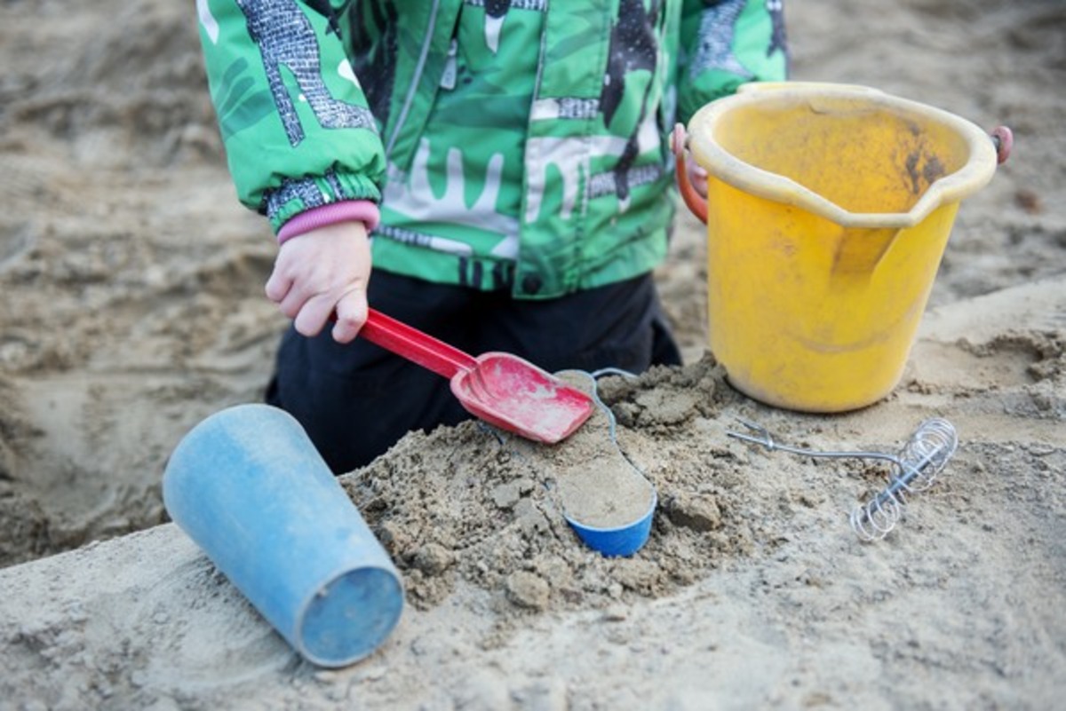 barn leker i sanden