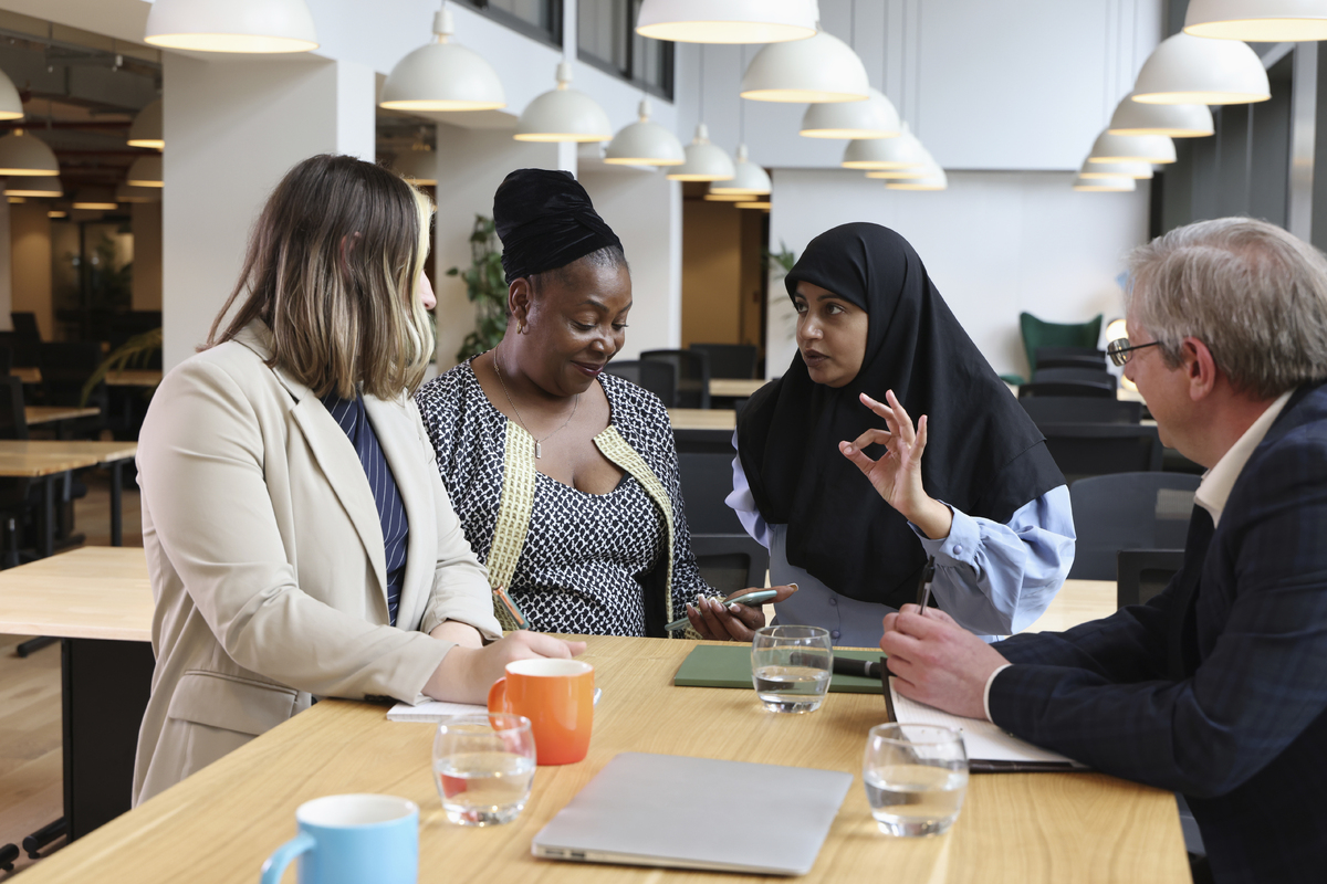 Kollegor som diskuterar.jpg