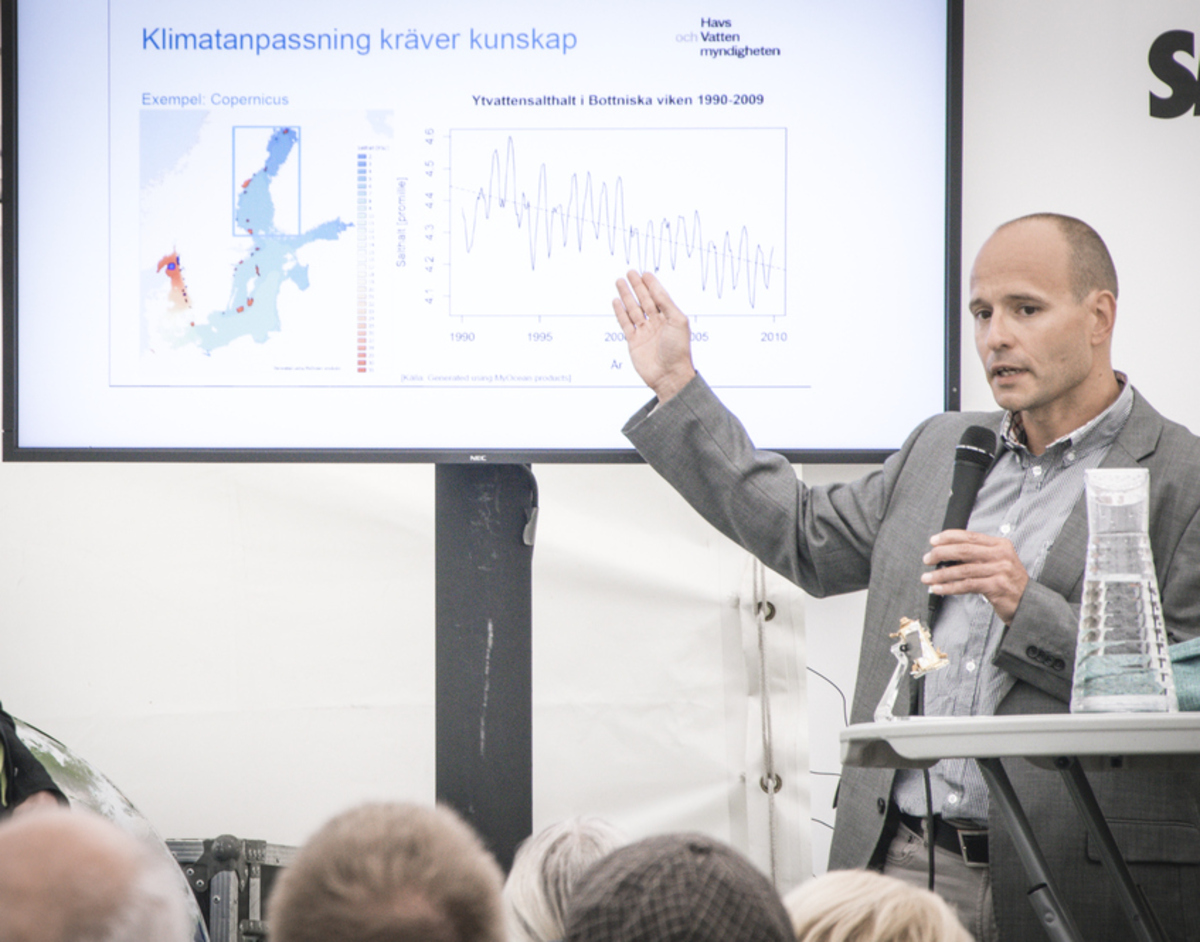 Thomas, avdelningschef på Miljöanalysavdelningen, föreläser om klimatanpassning och data