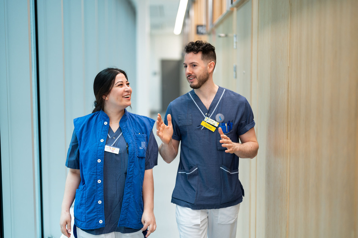 A7407926_undersköterska Zala Hasani och optiker José Maluenda_liten web.jpg