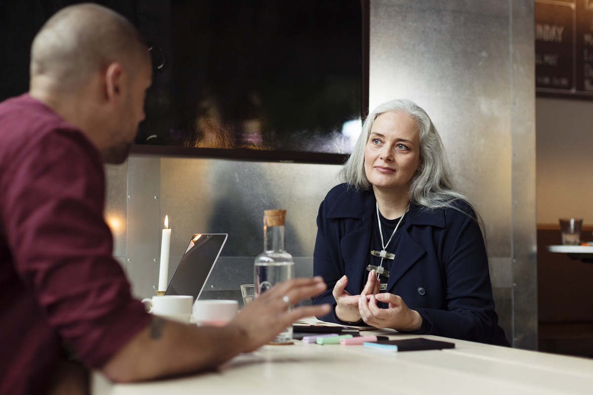 Yngre man i möte med medelålders kvinna.jpg