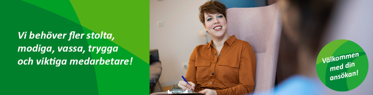 Medarbetare i samtal med person