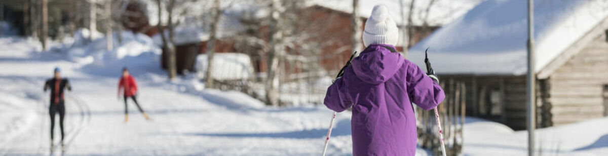 barn åker skidor på gammlia