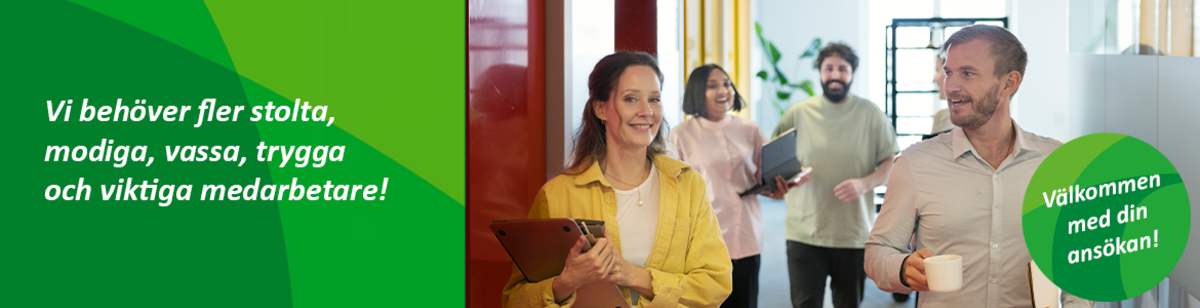 Kollegor går i korridor