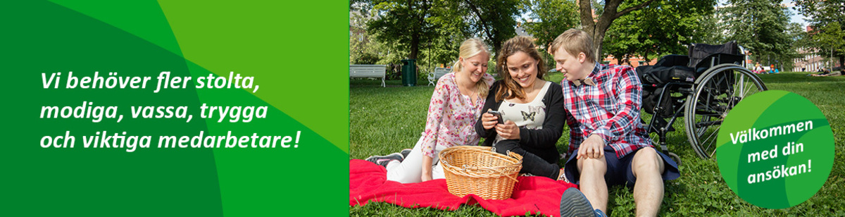 Kvinna med rullstol och personal