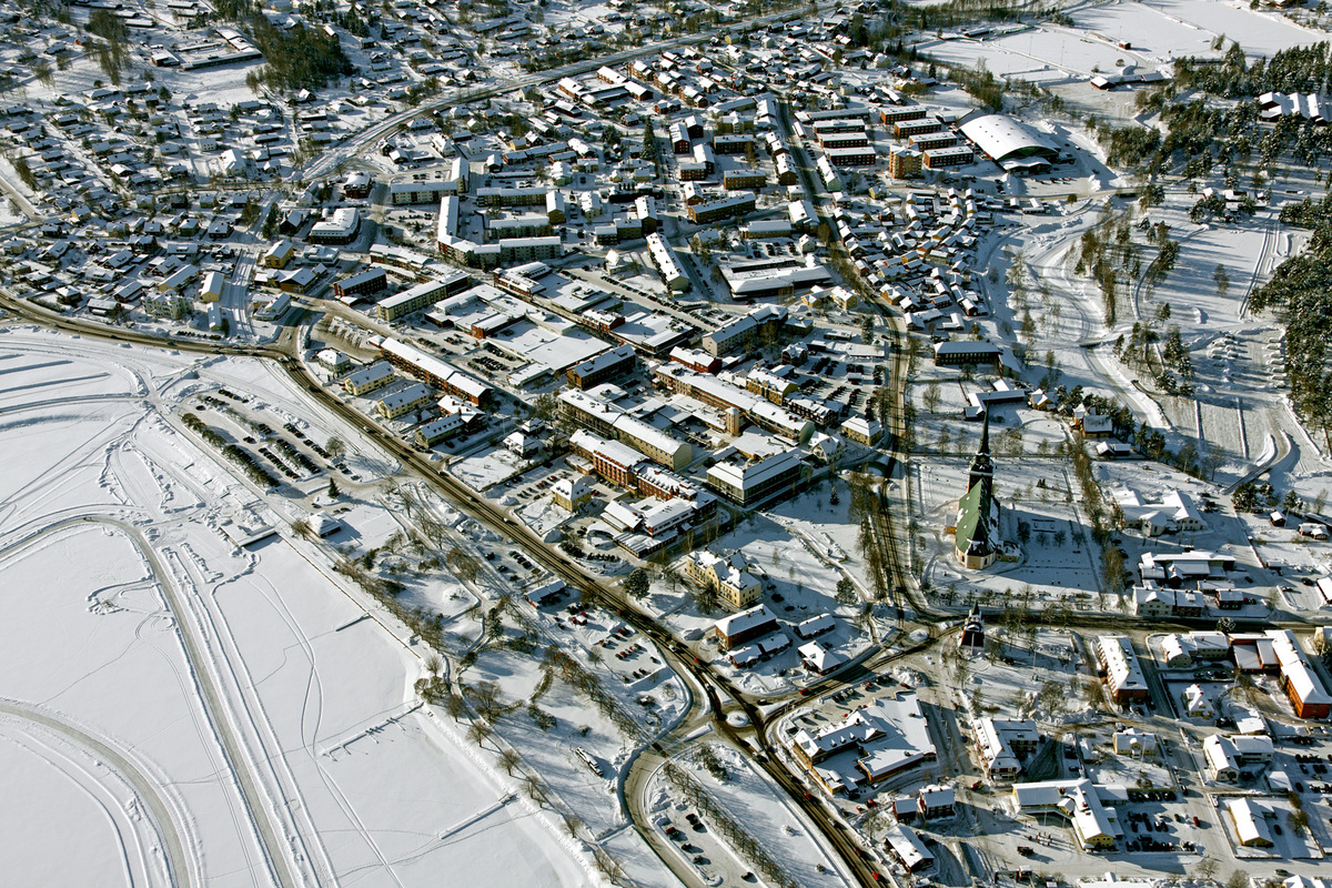 Flygfoto över ett snötäckt centrala Mora