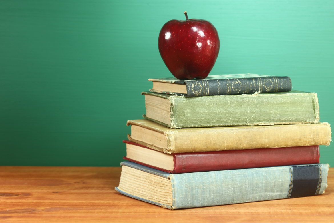 Lärande-back-to-school-books-and-apple-with-chalkboard liten.jpeg