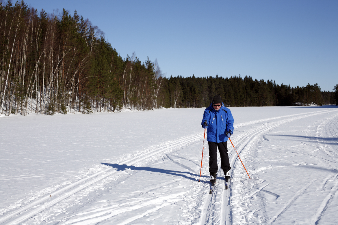 FRitid-male-skier-on-white-snow-in-sunshine liten.jpeg