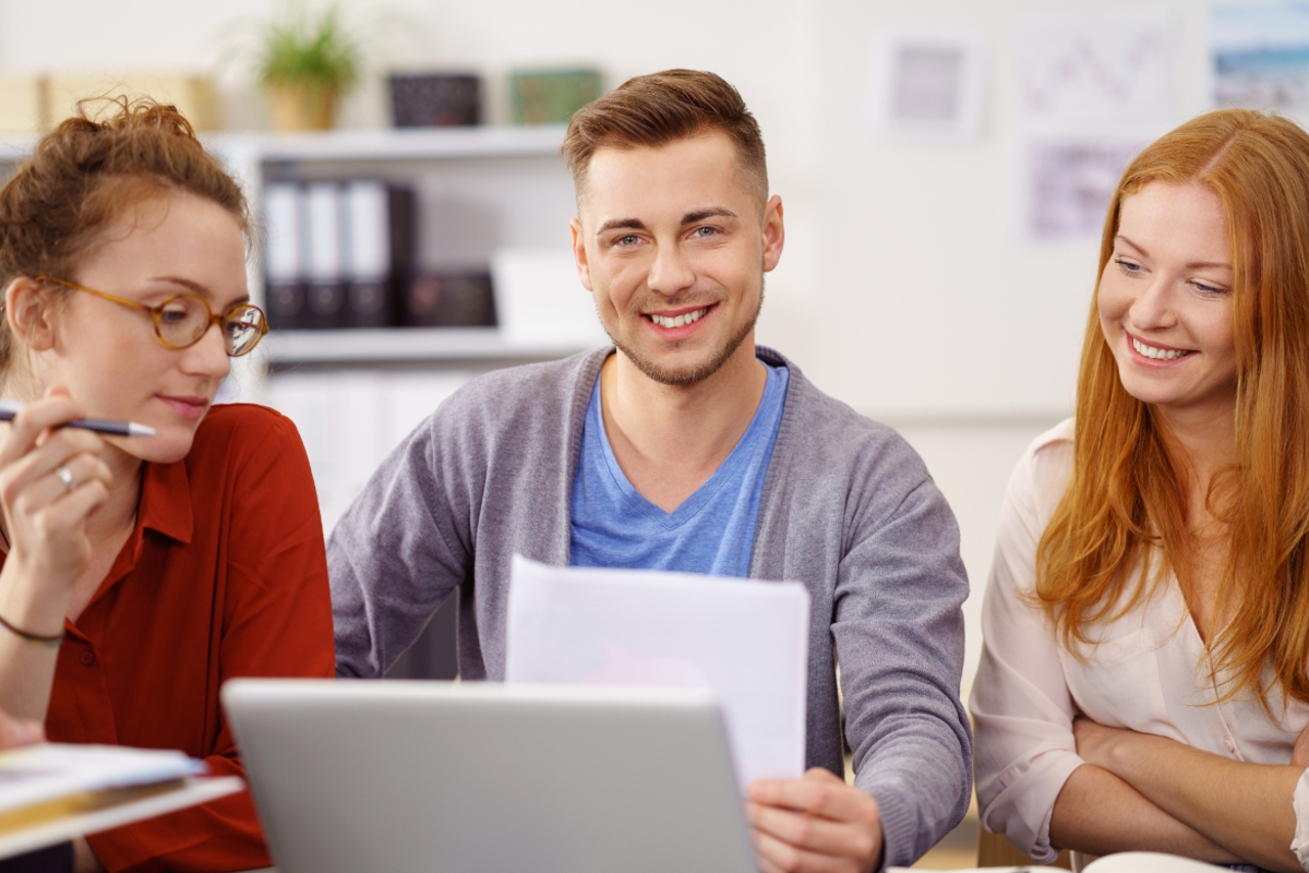 16180673-smiling-confident-young-businessman-in-a-meetingliten.jpg