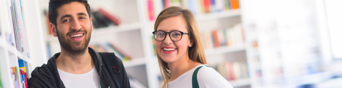 Man och kvinna med böcker i bakgrunden