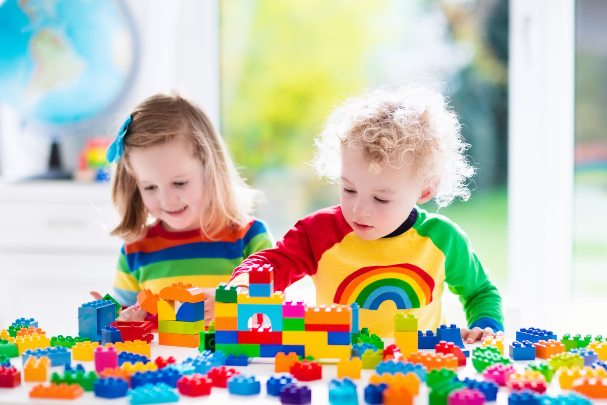 15569296-kids-playing-with-colorful-plastic-blocks.jpg