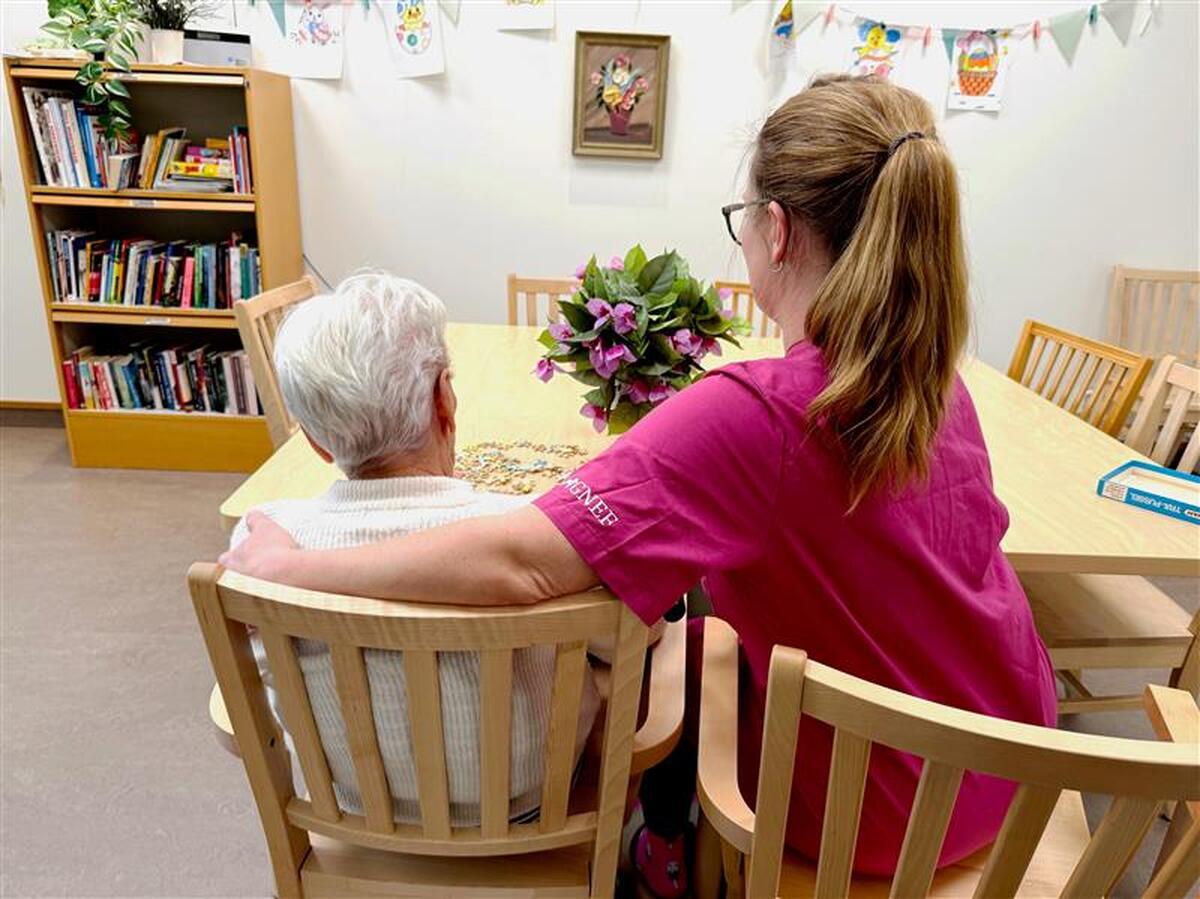 Ung kvinna håller armen om äldre dam.jpg