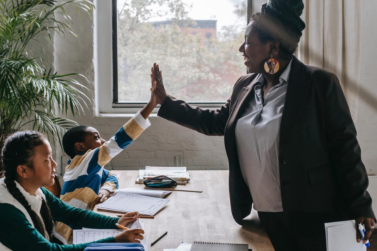 Lärare ger high-five till en elev