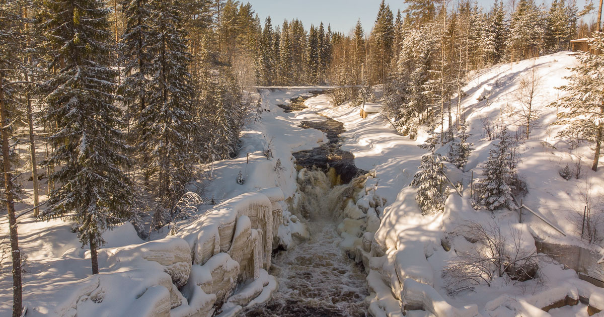 Älv i ett vinterlandskap