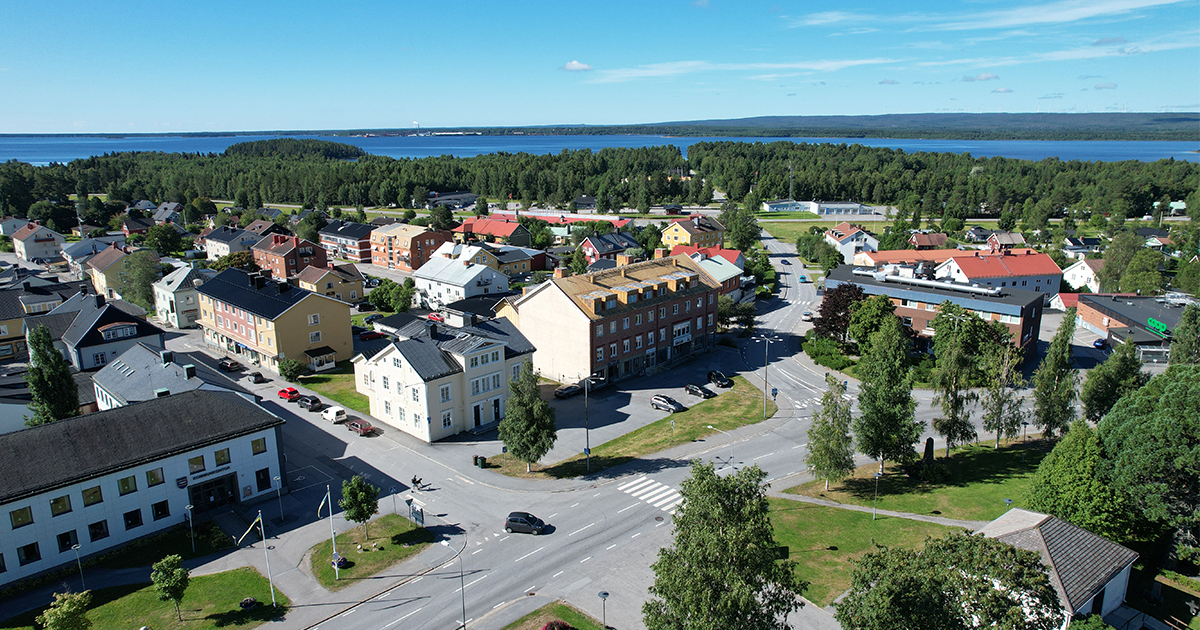 Vy över del av samhället och havet