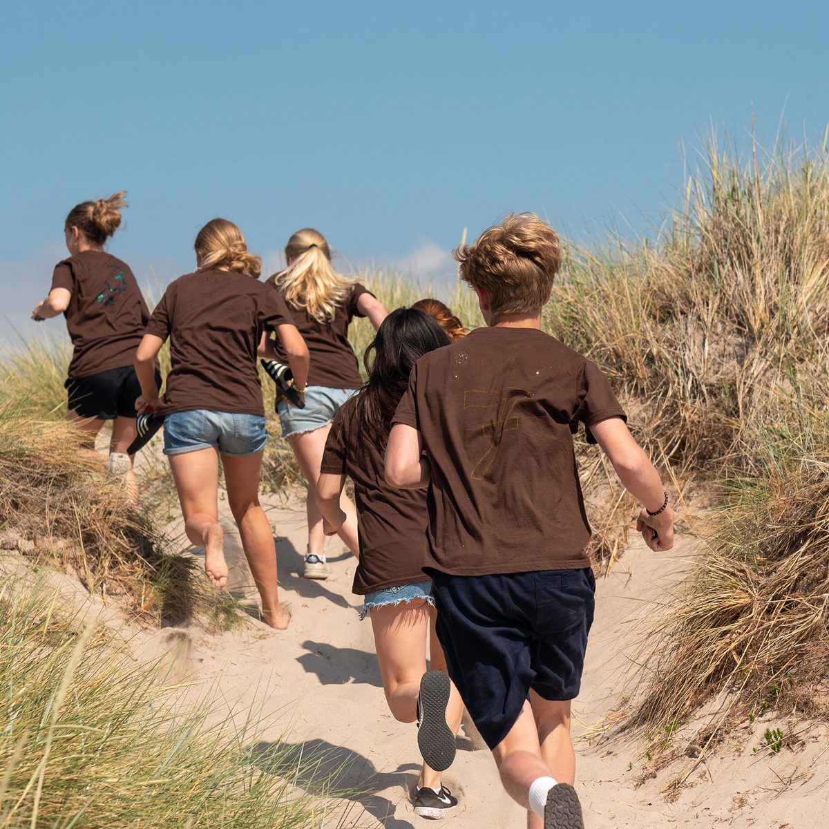 Konfirmander på strand beskuren bild till Varbiannons.jpg