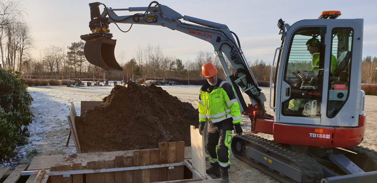 Kyrkogård grävare.jpg